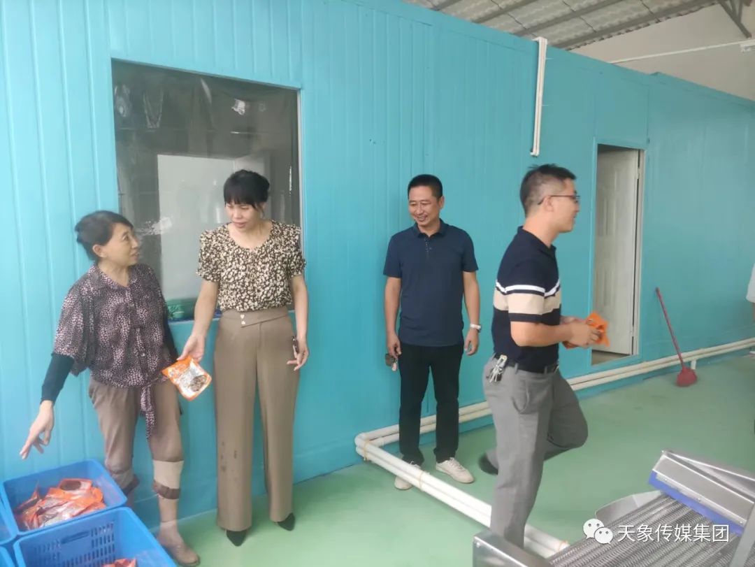 合浦县人大副主任花伟隆到党江镇蔬菜加工厂考察